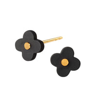 Søde AURA ørestikker med stilistisk mat sort porcelænsblomst.  Forgyldt sterling sølv Håndlavet porcelæn · Dia. 10 mm  Pris pr. par: 349 DKK  BLACK/GOLD · Varenr: AU11-11G