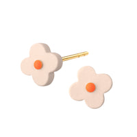 Søde AURA ørestikker med stilistisk porcelænsblomst, indfarvet i fin sart rosa og glansfuld emaljelak i flouriserende orange. Forgyldt sterling sølv Håndlavet porcelæn · Dia. 9 mm Pris pr. par: 349 DKK NUDE · Varenr: AU11-3341G