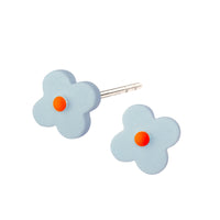 Søde AURA ørestikker med stilistisk porcelænsblomst, indfarvet i delikat lys blå og glansfuld emaljelak i flouriserende orange. Forgyldt sterling sølv Håndlavet porcelæn · Dia. 10 mm Pris pr. par: 349 DKK CLOUD/NEON ORANGE · Varenr: AU11-3841G
