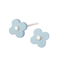 Søde AURA ørestikker med stilistisk porcelænsblomst, indfarvet i delikat lys blå. Sterling sølv Håndlavet porcelæn · Dia. 10 mm Pris pr. par: 349 DKK CLOUD/SILVER · Varenr: AU11-38S