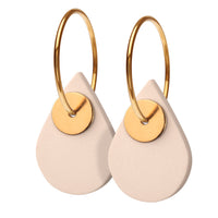 Elegante øreringe med dobbelt vedhæng. Et flot mix af mat rosa porcelæn og forgyldt sterling sølv. Forgyldt sterling sølv · Creol dia. 15 mm Vedhæng: forgyldt sterling sølv & håndlavet porcelæn · Dia. 6 mm / 18 mm Pris pr. par: 449 DKK NUDE/GOLD · Varenr: AU15-33G