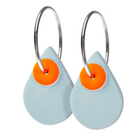 Elegante øreringe med dobbelt vedhæng. Et flot mix af delikat lys blå porcelæn og glansfuld emaljelak i flouriserende orange. Sterling sølv · Creol dia. 15 mm Vedhæng: Sterling sølv & håndlavet porcelæn · Dia. 6 mm / 18 mm Pris pr. par: 449 DKK CLOUD/NEON ORANGE · Varenr: AU15-3841S