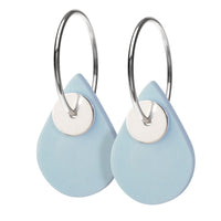 Elegante øreringe med dobbelt vedhæng. Et flot mix af delikat lys blå porcelæn og sterling sølv. Sterling sølv · Creol dia. 15 mm Vedhæng: sterling sølv & håndlavet porcelæn · Dia. 6 mm / 18 mm Pris pr. par: 449 DKK CLOUD BLUE/SILVER · Varenr: AU15-38S