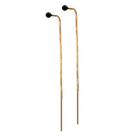 Elegant lang kædeørestik af veneziakæde med emaljelak i dyb sort. Forgyldt sterling sølv · Længde 70 mm Pris pr. par: 399 DKK BLACK · Varenr: AU45-11G