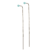 Elegant lang kædeørestik af veneziakæde med emaljelak i delikat lys blå. Sterling sølv · Længde 70 mm Pris pr. par: 399 DKK CLOUD · Varenr: AU45-38S
