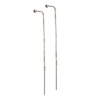 Elegant lang kædeørestik af veneziakæde med fin lille sølvperle. Sterling sølv · Længde 70 mm Pris pr. par: 399 DKK SILVER · Varenr: AU45-S