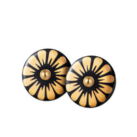 Ørestikkere af porcelæn, indfarvet i smuk sort, med SCHERNING's klassiske BLOOM dekoration i blank guld. Forgyldt sterling sølv Håndlavet porcelæn · Dia. 12 mm Pris pr. par: 349 DKK BLACK/GOLD · Varenr: BM10-1112G