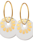 Stilrene BLOOM øreringe med vedhæng af hvid porcelæn og dekoration i golden glow.