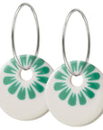 Stilrene BLOOM øreringe med vedhæng af hvid porcelæn og dekoration i klar sea green.