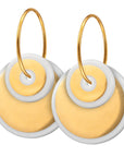 Skønne HALO øreringe med dobbelt cirkelformet vedhæng af hvid porcelæn med dekoration i golden glow.