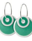 Skønne HALO øreringe med dobbelt cirkelformet vedhæng af hvid porcelæn med dekoration i smuk sea green.