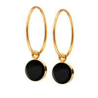 Fine øreringe med SIGN vedhæng med emaljelak i dyb sort. Stilren, enkel og iøjnefaldende. Forgyldt sterling sølv Creol dia. 15 mm · Vedhæng dia. 7,5 mm Pris pr. par: 399 DKK BLACK · Varenr: SN14-11G