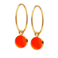 Fine øreringe med SIGN vedhæng med emaljelak i flouriserende orange. Stilren, enkel og iøjnefaldende. Forgyldt sterling sølv Creol dia. 15 mm · Vedhæng dia. 7,5 mm Pris pr. par: 399 DKK NEON ORANGE · Varenr: SN14-41G