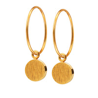 Fine øreringe med SIGN vedhæng i forgyldt sterling sølv. Stilren, enkel og iøjnefaldende. Forgyldt sterling sølv Creol dia. 15 mm · Vedhæng dia. 7,5 mm Pris pr. par: 399 DKK GOLD · Varenr: SN14-G