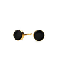 SIGN ørestik med emaljelak i dyb sort. Stilren, enkel og iøjnefaldende. Forgyldt sterling sølv. Dia. 6 mm Pris pr. par: 379 DKK BLACK · Varenr: SN31-11G