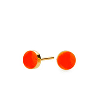 SIGN ørestik med emaljelak i flouriserende orange. Stilren, enkel og iøjnefaldende. Forgyldt sterling sølv. Dia. 6 mm Pris pr. par: 379 DKK NEON ORANGE · Varenr: SN31-41G