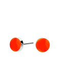 Stilren SIGN ørestik med flouriserende orange emaljelak.