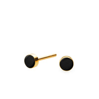 Lille klassisk og enkel SIGN ørestik med flot emaljelak i dyb sort. Perfekt til at mixe med andre ørestikkere. Forgyldt sterling sølv Dia. 4 mm Pris pr. par: 379 DKK BLACK · Varenr: SN32-11G