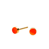 Lille klassisk og enkel SIGN ørestik med flot emaljelak i flouriserende orange. Perfekt til at mixe med andre ørestikkere. Forgyldt sterling sølv Dia. 4 mm Pris pr. par: 379 DKK NEON ORANGE · Varenr: SN32-41G