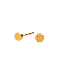 Lille klassisk og enkel SIGN ørestik i forgyldt sølv. Perfekt til at mixe med andre ørestikkere. Forgyldt sterling sølv Dia. 4 mm Pris pr. par: 379 DKK GOLD · Varenr: SN32-G