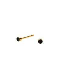 Fin mini SIGN ørestik med emaljelak i dyb sort. Klassisk og enkel. Perfekt til at mixe med andre ørestikkere. Forgyldt sterling sølv Dia. 2,5 mm Pris pr. par: 379 DKK BLACK · Varenr: SN33-11G