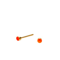 Fin mini SIGN ørestik med emaljelak i flouriserende orange. Klassisk og enkel. Perfekt til at mixe med andre ørestikkere. Forgyldt sterling sølv Dia. 2,5 mm Pris pr. par: 379 DKK NEON ORANGE · Varenr: SN33-41G
