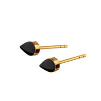 Lille klassisk dråbeformet SIGN ørestik med flot emaljelak i dyb sort. Perfekt til at mixe med andre ørestikkere. Forgyldt sterling sølv Mål: 4 x 6 mm Pris pr. par: 379 DKK BLACK · Varenr: SN35-11G
