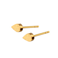 Lille klassisk dråbeformet SIGN ørestik i forgyldt sølv. Perfekt til at mixe med andre ørestikkere. Forgyldt sterling sølv Mål: 4 x 6 mm Pris pr. par: 379 DKK GOLD · Varenr: SN35-G