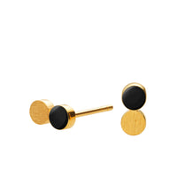 Fin lille SIGN dotty ørestik med emaljelak i dyb sort og forgyldt sølv. Et raffineret mix af mat og blankt. Forgyldt sterling sølv Mål: 4 x 8 mm Pris pr. par: 349 DKK BLACK · Varenr: SN37-11G