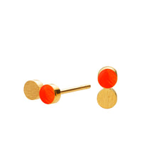 Fin lille SIGN dotty ørestik med emaljelak i flouriserende orange og forgyldt sølv. Et raffineret mix af mat og blankt. Forgyldt sterling sølv Mål: 4 x 8 mm Pris pr. par: 379 DKK NEON ORANGE · Varenr: SN37-41G