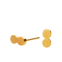 Fin lille SIGN dotty ørestik i forgyldt sølv. Et raffineret mix af mat og blankt. Forgyldt sterling sølv Mål: 4 x 8 mm Pris pr. par: 379 DKK GOLD · Varenr: SN37-G