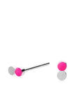 Stilren mini SIGN dotty ørestik med flouriserende pink emaljelak og børstet sølv.