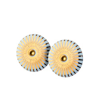 Ørestikkere af porcelæn, indfarvet i delikat lys blå, med SCHERNING's ikoniske SPLASH dekoration i blank guld. Forgyldt sterling sølv Håndlavet porcelæn · Dia. 12 mm Pris pr. par: 349 DKK CLOUD/GOLD · Varenr: SP10-3812G