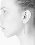 Modelfoto: Stilfuld ørestik med langt lige vedhæng i børstet sølv. Elegant og enkelt. Sterling sølv Længde: 43 mm Pris pr. par: 399 DKK