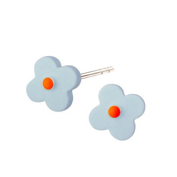 Søde AURA ørestikker med stilistisk porcelænsblomst, indfarvet i delikat lys blå og glansfuld emaljelak i flouriserende orange.  Forgyldt sterling sølv Håndlavet porcelæn · Dia. 10 mm  Pris pr. par: 349 DKK  CLOUD/NEON ORANGE · Varenr: AU11-3841G