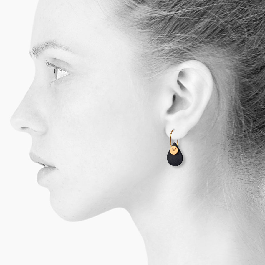 AURA drop øreringe - BLACK/GOLD - SCHERNING smykker