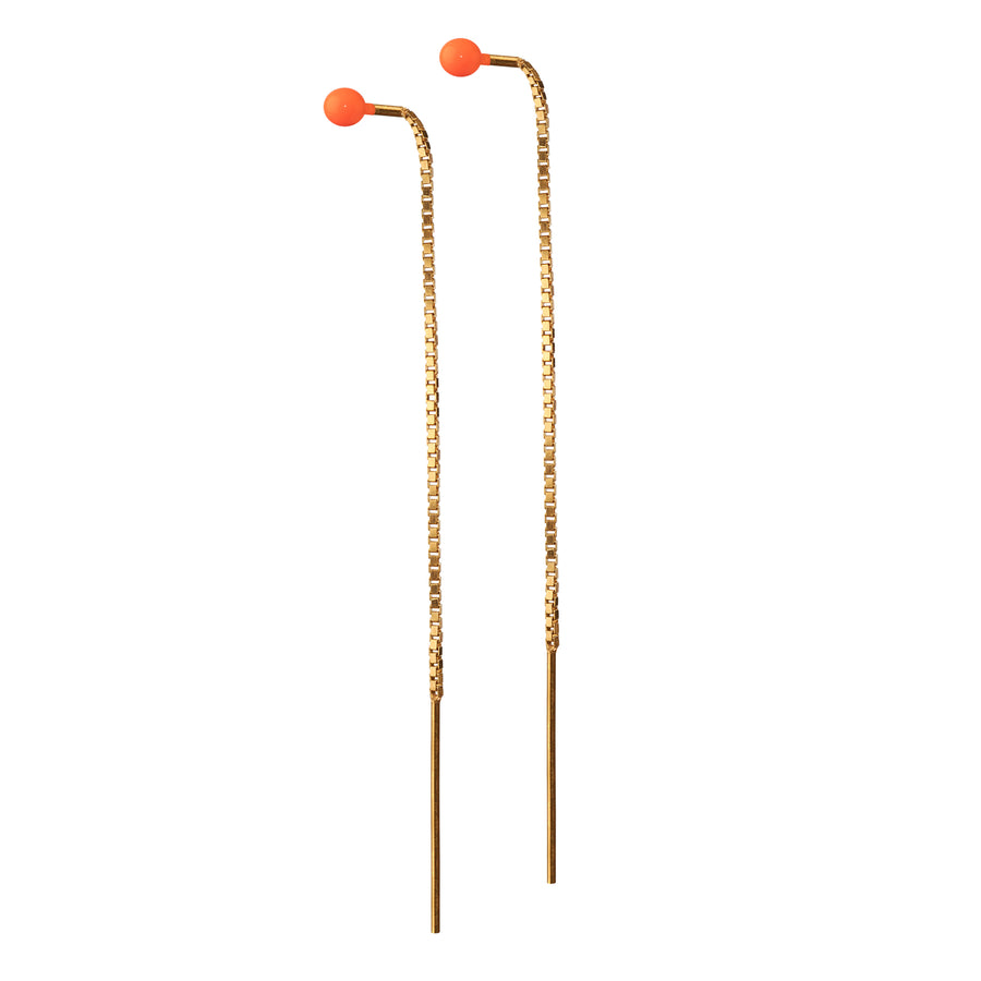 Elegant lang kædeørestik af veneziakæde med emaljelak i flouriserende orange.  Forgyldt sterling sølv · Længde 70 mm  Pris pr. par: 399 DKK  NEON ORANGE · Varenr: AU45-41G