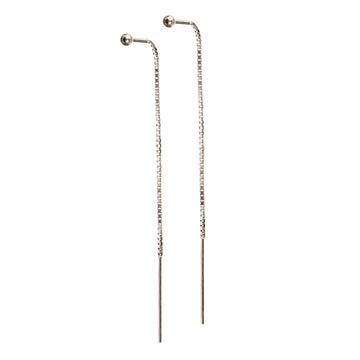 Elegant lang kædeørestik af veneziakæde med fin lille sølvperle.  Sterling sølv · Længde 70 mm  Pris pr. par: 399 DKK  SILVER · Varenr: AU45-S