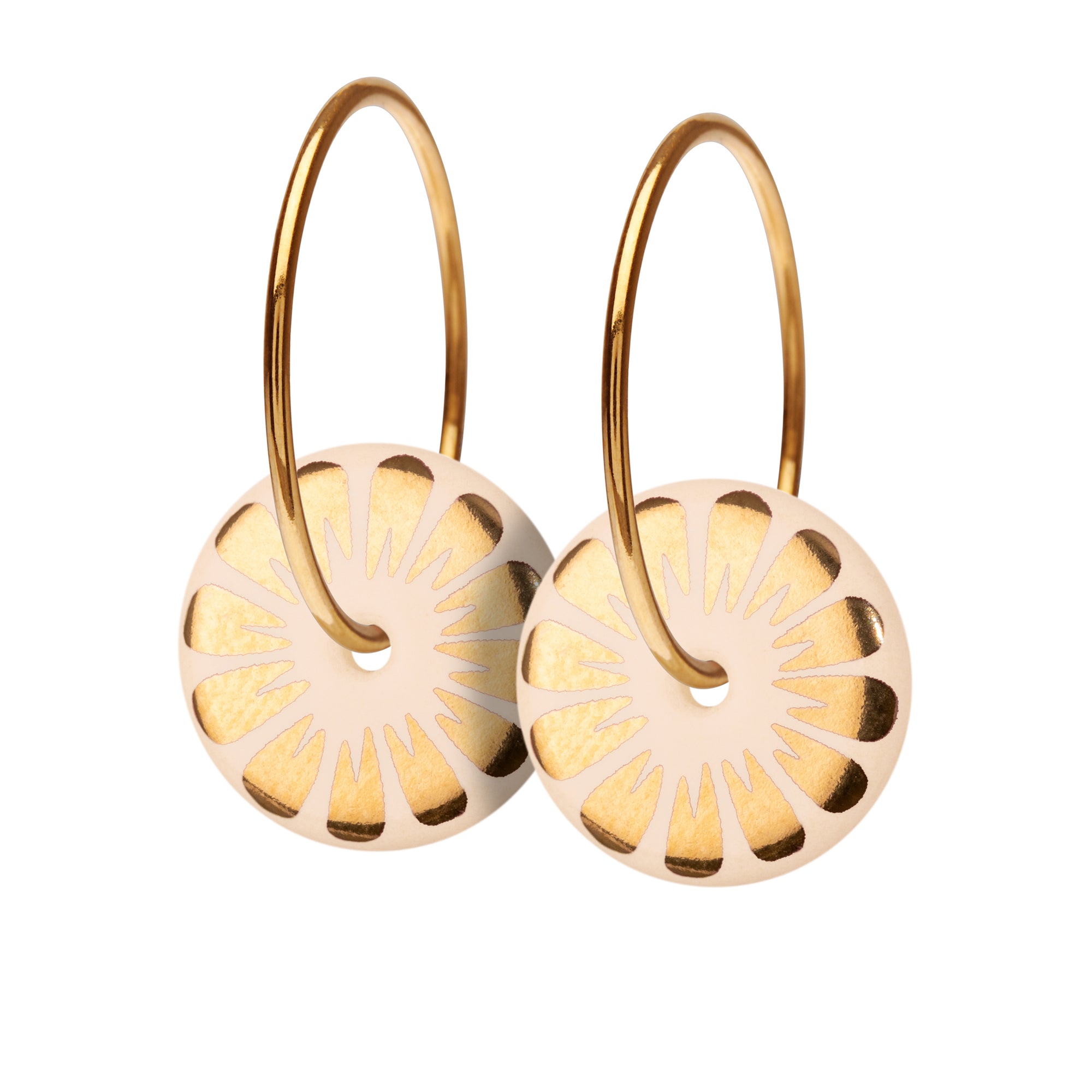Øreringe med lille vedhæng af porcelæn, indfarvet i fin sart rosa, og med SCHERNINGs klassiske BLOOM dekoration i guld.  Forgyldt sterling sølv · Creol dia. 15 mm Vedhæng: håndlavet porcelæn · Dia. 12 mm  Pris pr. par: 399 DKK  NUDE/GOLD · Varenr: BM13-3312G
