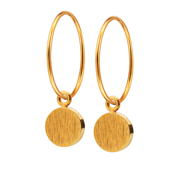 Fine øreringe med SIGN vedhæng i forgyldt sterling sølv. Stilren, enkel og iøjnefaldende.  Forgyldt sterling sølv Creol dia. 15 mm · Vedhæng dia. 7,5 mm  Pris pr. par: 399 DKK  GOLD · Varenr: SN14-G