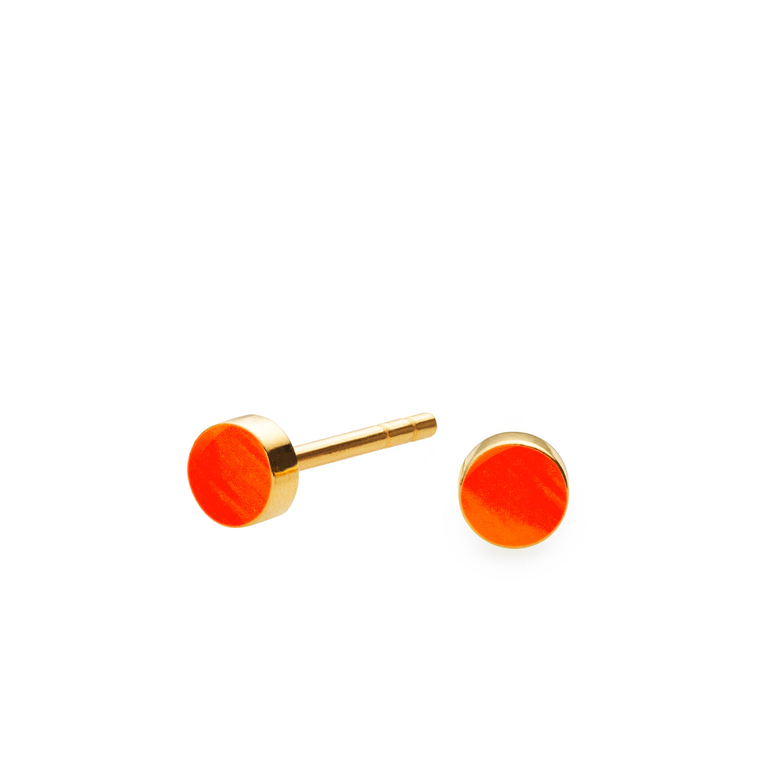 Lille klassisk og enkel SIGN ørestik med flot emaljelak i flouriserende orange. Perfekt til at mixe med andre ørestikkere.  Forgyldt sterling sølv Dia. 4 mm  Pris pr. par: 379 DKK  NEON ORANGE · Varenr: SN32-41G