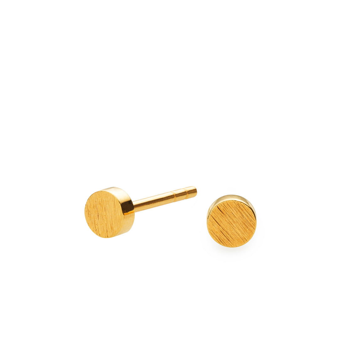 Lille klassisk og enkel SIGN ørestik i forgyldt sølv. Perfekt til at mixe med andre ørestikkere.  Forgyldt sterling sølv Dia. 4 mm  Pris pr. par: 379 DKK  GOLD · Varenr: SN32-G