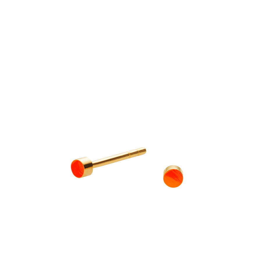 Fin mini SIGN ørestik med emaljelak i flouriserende orange. Klassisk og enkel. Perfekt til at mixe med andre ørestikkere.  Forgyldt sterling sølv Dia. 2,5 mm  Pris pr. par: 379 DKK  NEON ORANGE · Varenr: SN33-41G