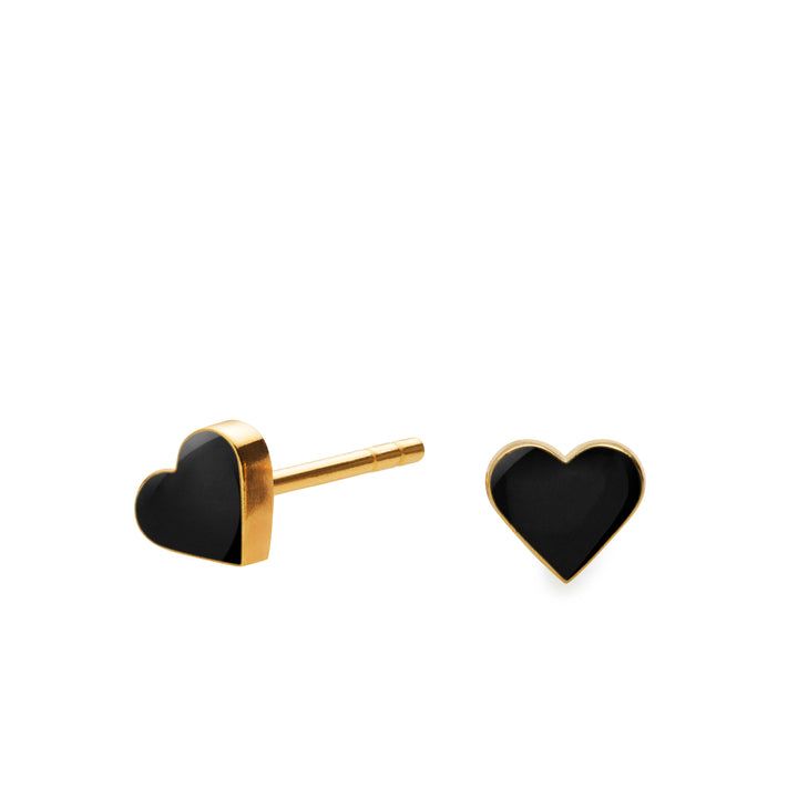 Lille sød hjerteørestik med blank emaljelak i dyb sort. Klassisk, fin og iøjnefaldende.  Forgyldt sterling sølv Mål: 5 x 6 mm  Pris pr. par: 379 DKK  BLACK · Varenr: SN36-11G