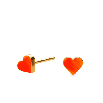 Lille sød hjerteørestik med blank emaljelak i flouriserende orange. Klassisk, fin og iøjnefaldende.  Forgyldt sterling sølv Mål: 5 x 6 mm  Pris pr. par: 379 DKK  NEON ORANGE · Varenr: SN36-41G