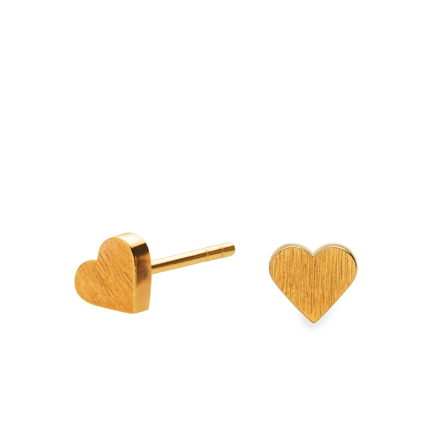 Lille sød hjerteørestik i forgyldt sterling sølv. Klassisk, fin og iøjnefaldende.  Forgyldt sterling sølv Mål: 5 x 6 mm  Pris pr. par: 379 DKK  GOLD · Varenr: SN36-G