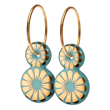 Flot og enkel ørering med håndlavet porcelænsvedhæng, indfarvet i smuk aquamarin grøn, med SCHERNING's klassiske BLOOM dekoration i blank guld. 