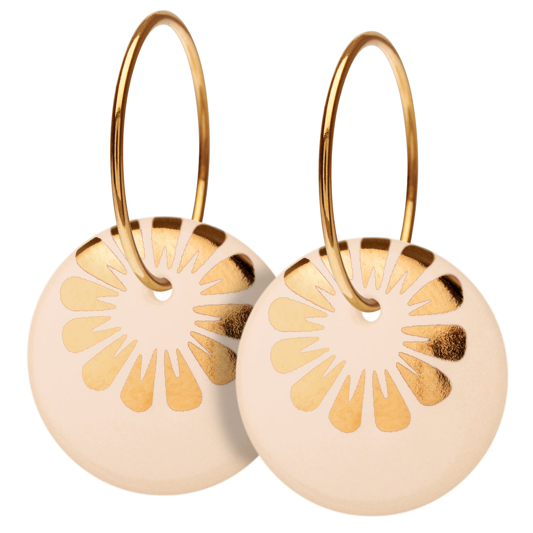 Øreringe med vedhæng af porcelæn, indfarvet i fin sart rosa, med SCHERNING's klassiske BLOOM dekoration i blank guld.   Forgyldt sterling sølv · Creol dia. 18 mm Vedhæng: håndlavet porcelæn · Dia. 18 mm  Pris pr. par: 399 DKK  NUDE/GOLD · Varenr: BM17-3312G