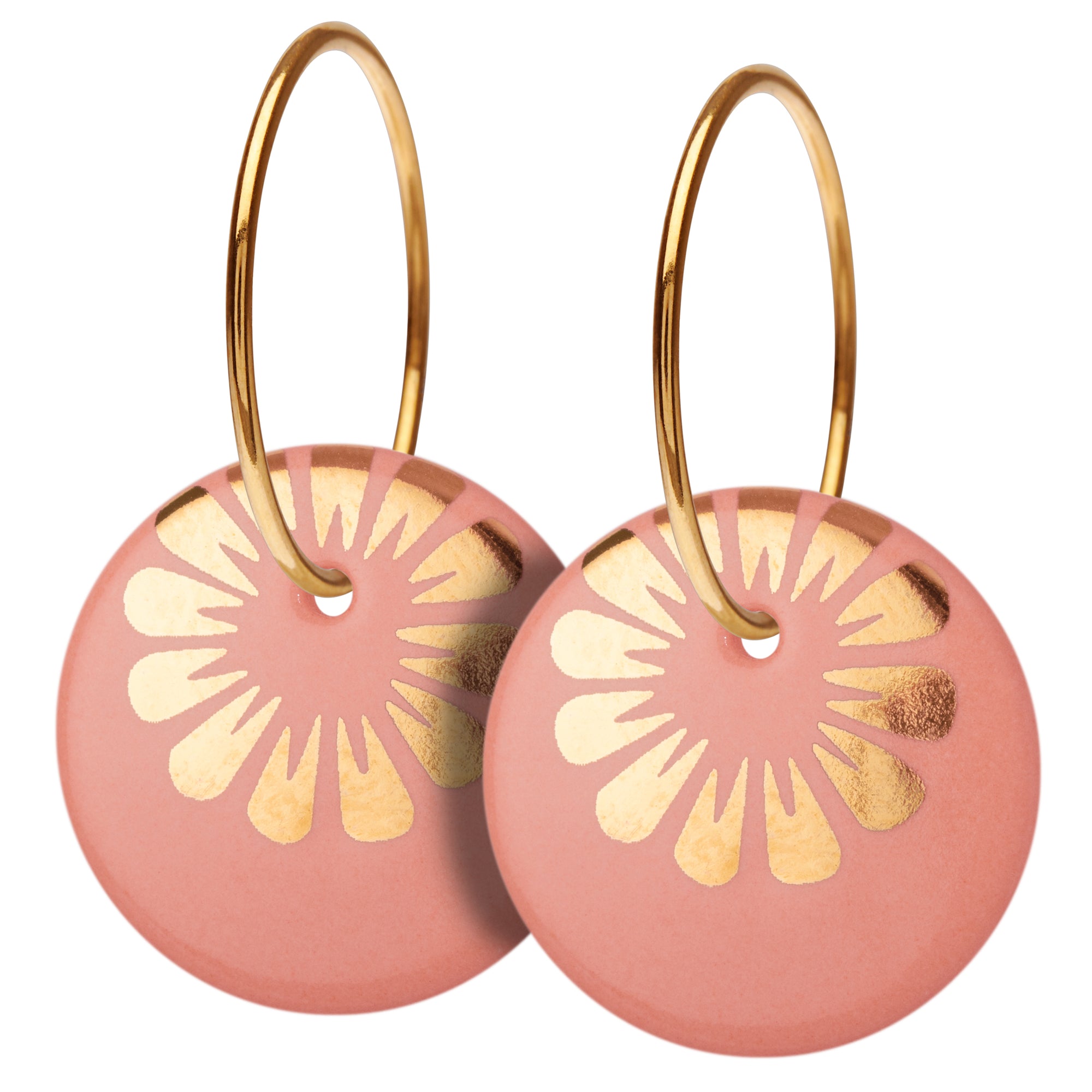 Øreringe med vedhæng af porcelæn, indfarvet i lækker ferskenrød, med SCHERNING's klassiske BLOOM dekoration i blank guld.  Forgyldt sterling sølv · Creol dia. 18 mm Vedhæng: håndlavet porcelæn · Dia. 18 mm  Pris pr. par: 399 DKK  PEACH/GOLD · Varenr: BM17-5312G