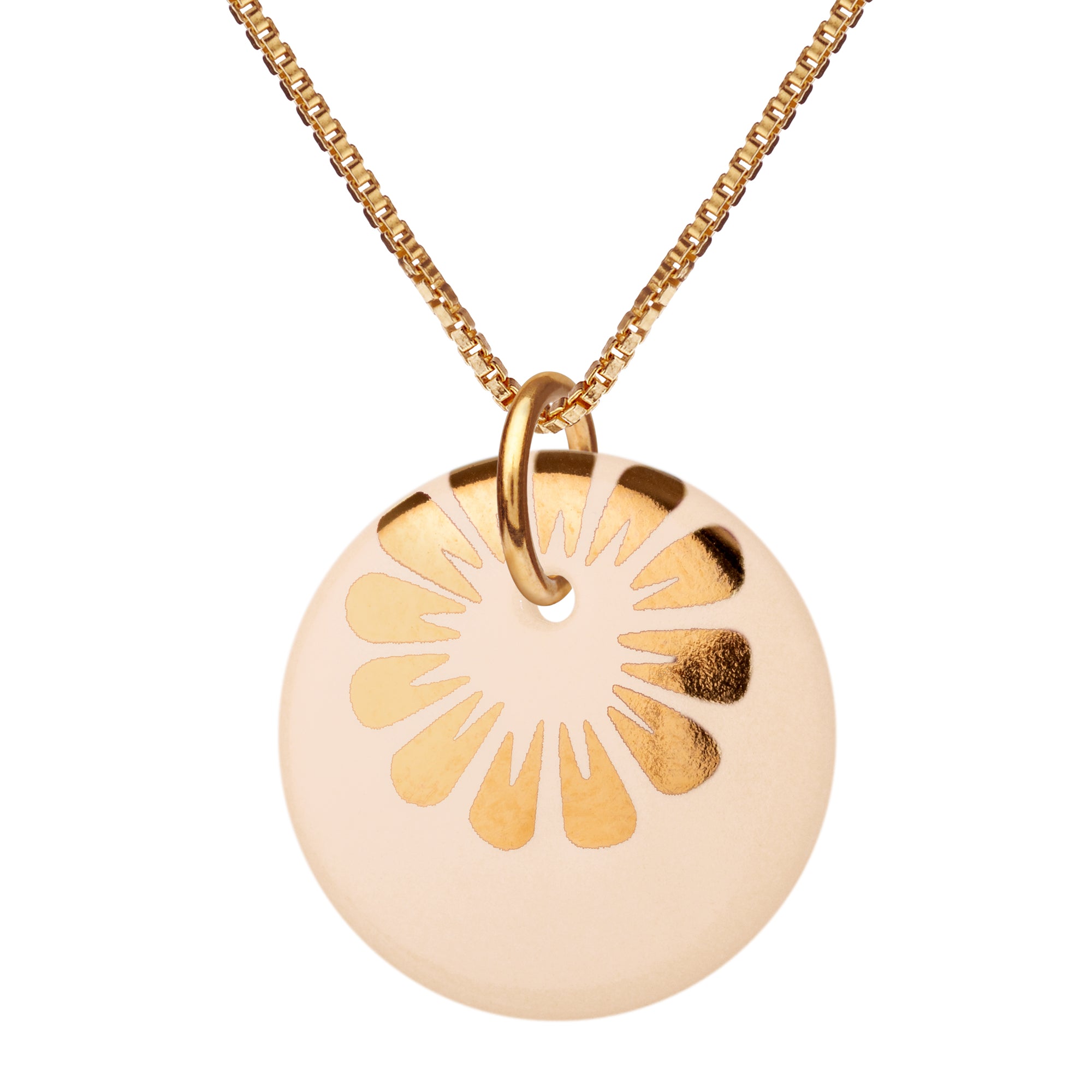 Veneziakæde med vedhæng af porcelæn, indfarvet i fin sart rosa, med SCHERNING's klassiske BLOOM dekoration i blank guld.   Forgyldt sterling sølv · Kædelængde: 45 cm Vedhæng: håndlavet porcelæn · Dia. 18 mm  Pris pr. styk: 449 DKK  NUDE/GOLD · Varenr: BM56-3312G